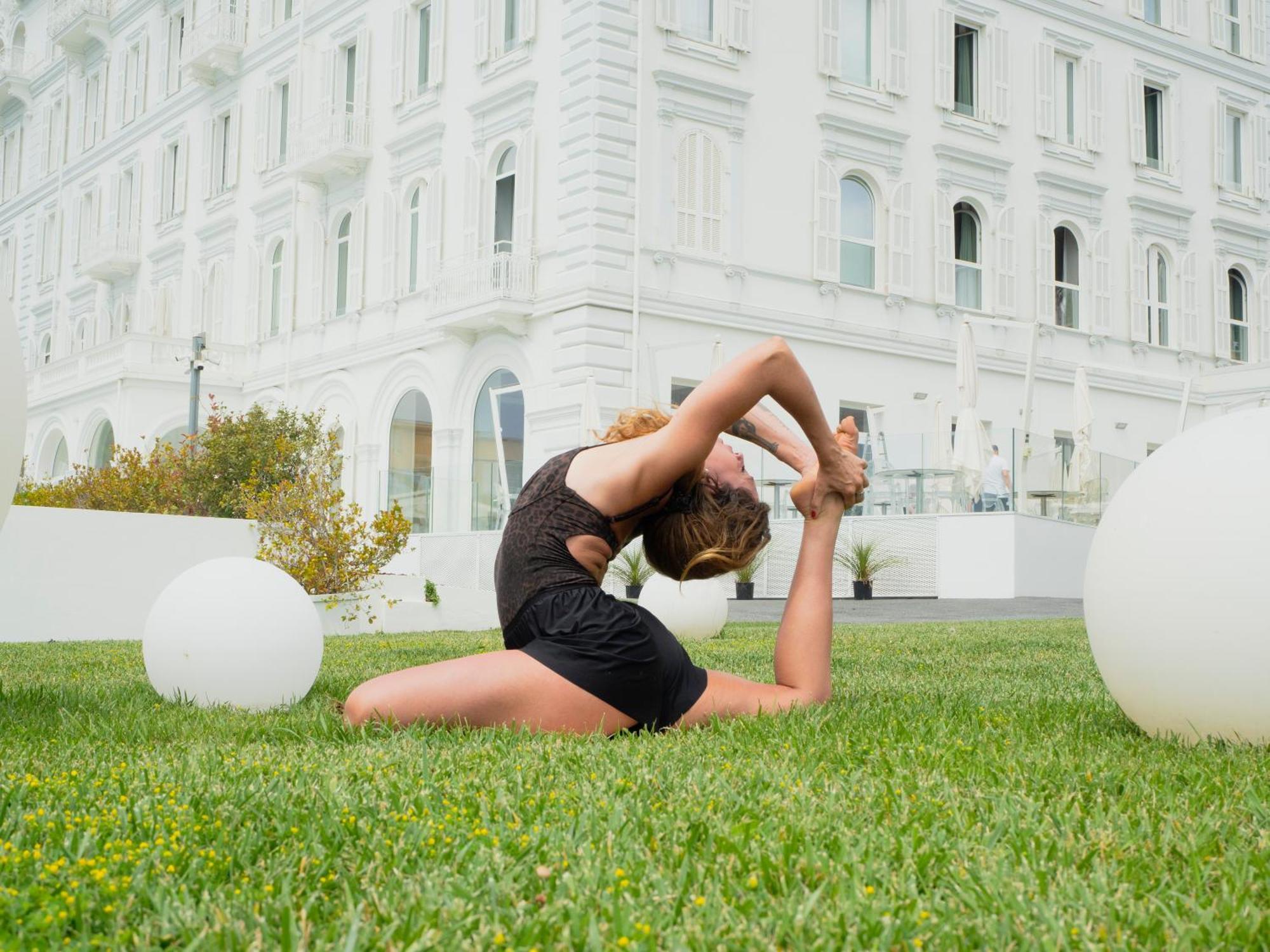 Miramare The Palace Resort Sanremo Esterno foto A contortionist