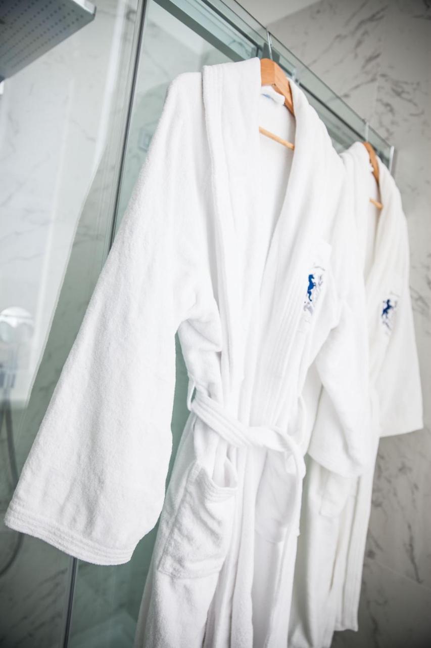 Miramare The Palace Resort Sanremo Esterno foto A bathrobe