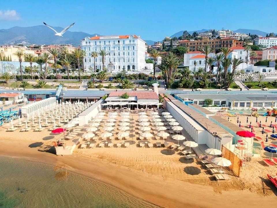 Miramare The Palace Resort Sanremo Esterno foto The beach of the hotel